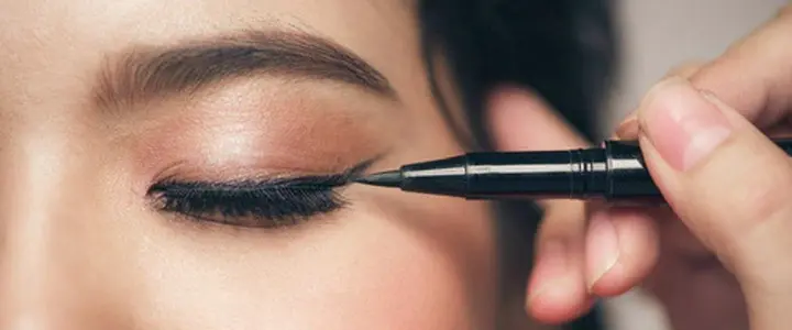 eyeliner styles applying pen eyeliner